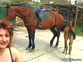 Gruba mamuśka ciesząc w druzgocący kraj