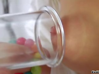 Cosette ibarra краля лоскотати її nipplele з lolly поп
