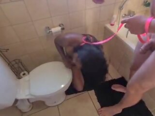 אדם שרותים הידי זונה לקבל pissed ב ו - לקבל שלה ראש flushed followed על ידי מוצצת manhood