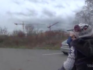Бідні угорська enchantress здобули kicked з голий на в buss станція