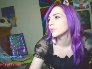 Duyên dáng emo camgirl ngón tay mình và twerks vì anh