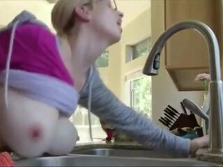 Gjoksmadhe duke mashtruar bashkëshorte shembur në guzhinë counter: falas e pisët video 8d | xhamster