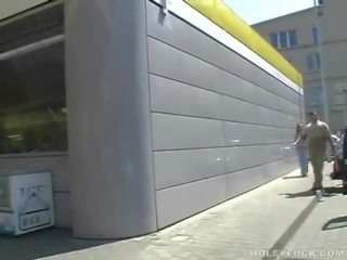 Oral placer ate la petrol estación