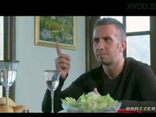 Σούπερ νέος μελαχρινός/ή κεράτωμα σύζυγος fucks hubbys friends big-πουλί