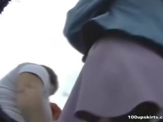 Рот watering школа молодий леді під спідницею