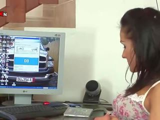 Sandra goza dela cona fodas e fica um ejaculação interna