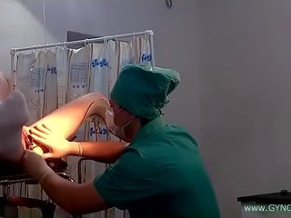 एक युवा युवा युवा बेब में वाइट सॉक्स पर एक जिनेकोलॉजिकल कुरसी