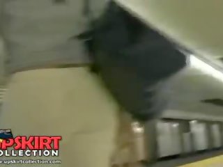 Seducing gadget ay walking pataas stairs letting ako admire kanya talaga feature puwit pantalong maong