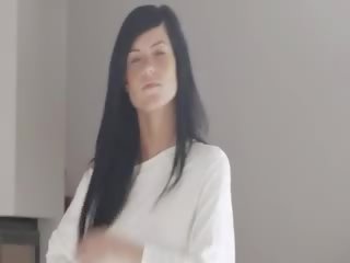 Унікальний blackhaired жінка з веснянки